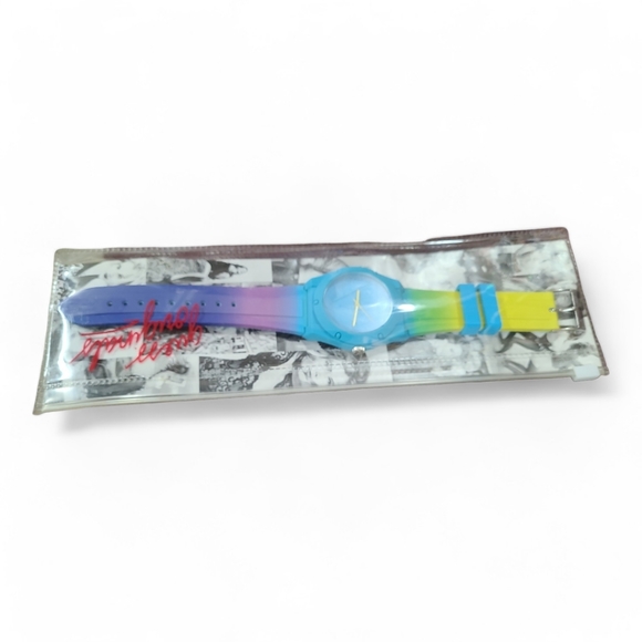 Guess Watch Retro pop Womens Analog Quartz Watch with Silicone Bracelet - Picture 6 of 7